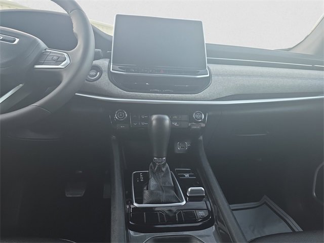 Used 2024 Jeep Compass Latitude image 11