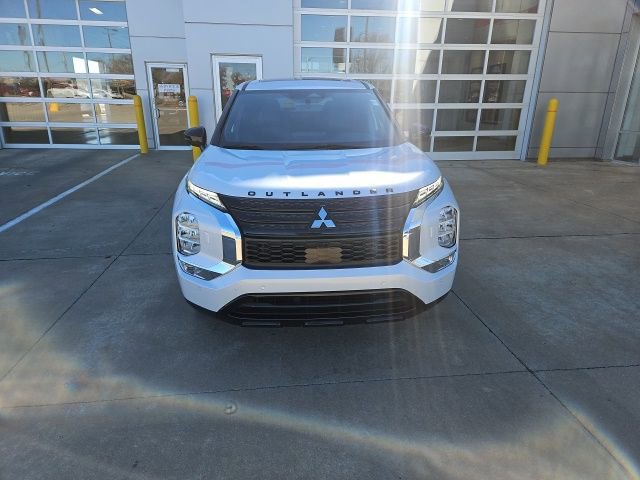 Used 2024 Mitsubishi Outlander SE Black Edition image 2