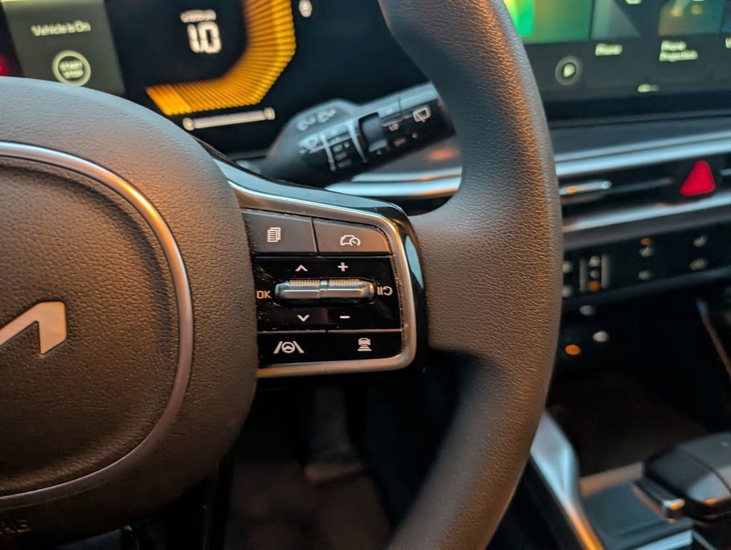 Used 2025 Kia Sorento LX image 17