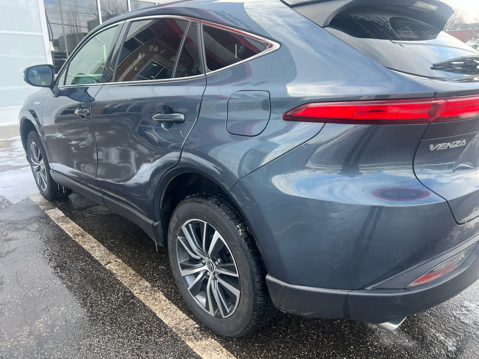 Used 2021 Toyota Venza LE w/ Carpet Mat Package (TMS) image 3