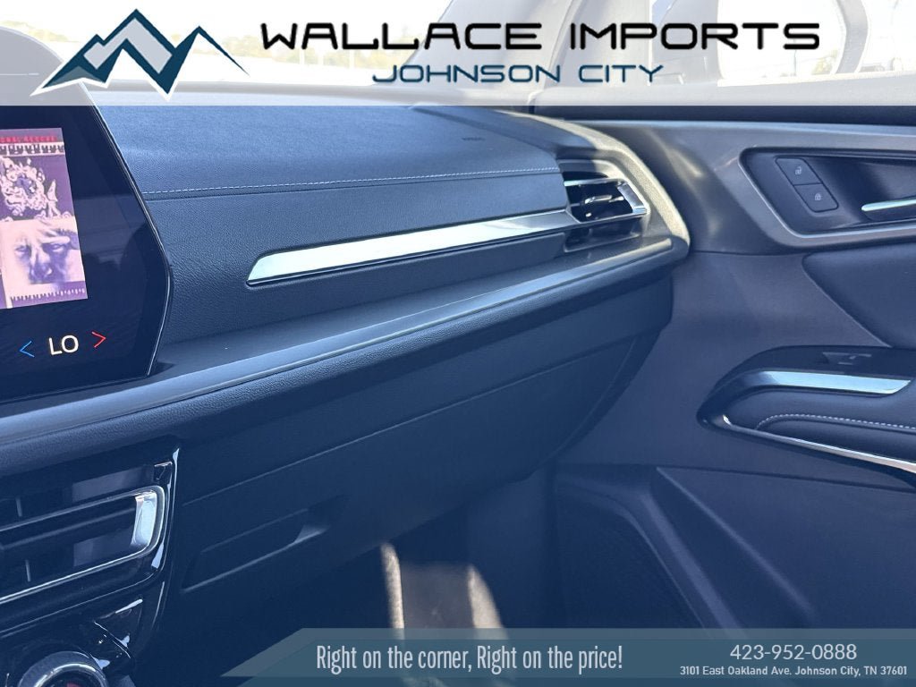 Used 2025 Chevrolet Traverse LT FWD image 19