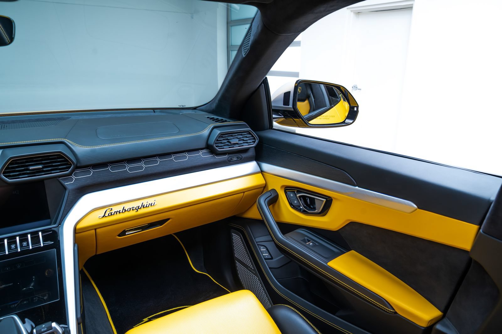 Used 2019 Lamborghini Urus AWD/4WD image 11