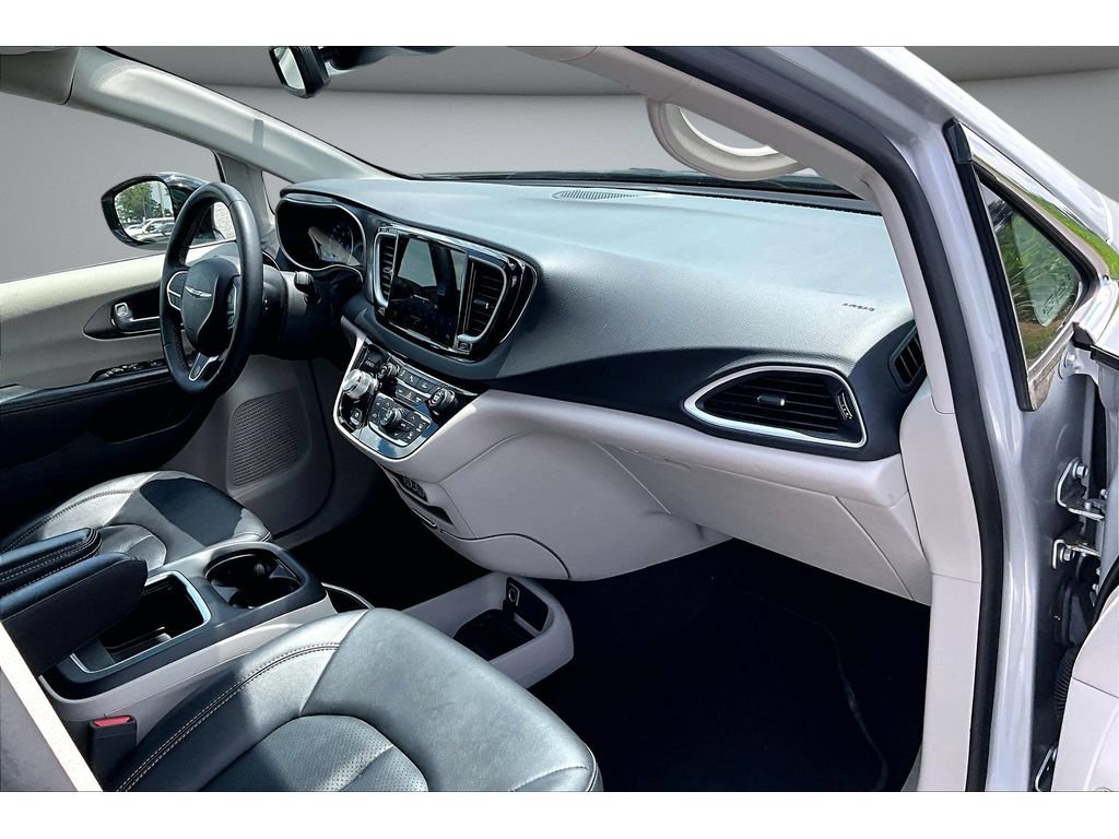 Used 2024 Chrysler Pacifica Touring-L FWD image 40