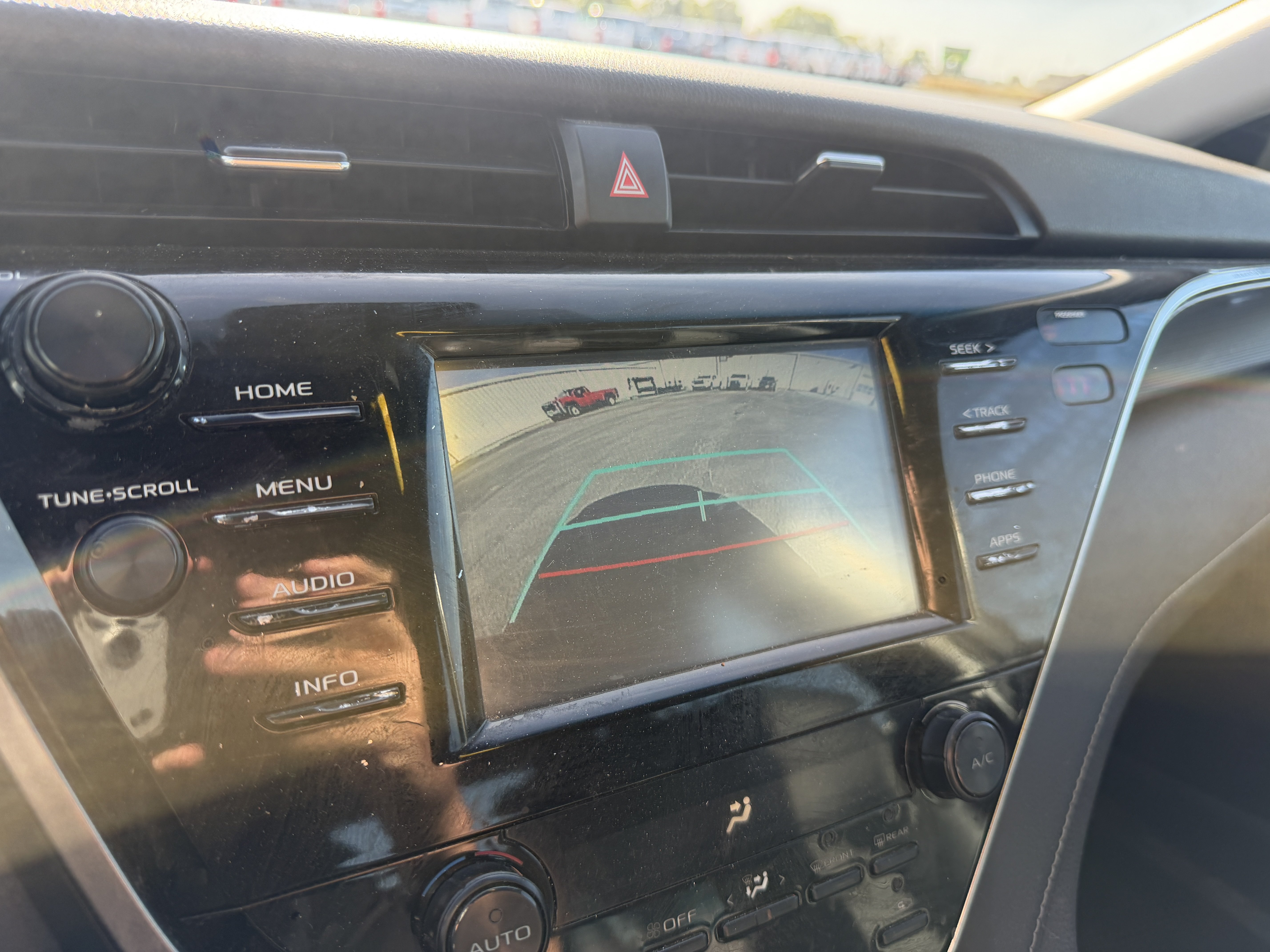 Used 2018 Toyota Camry SE FWD image 12