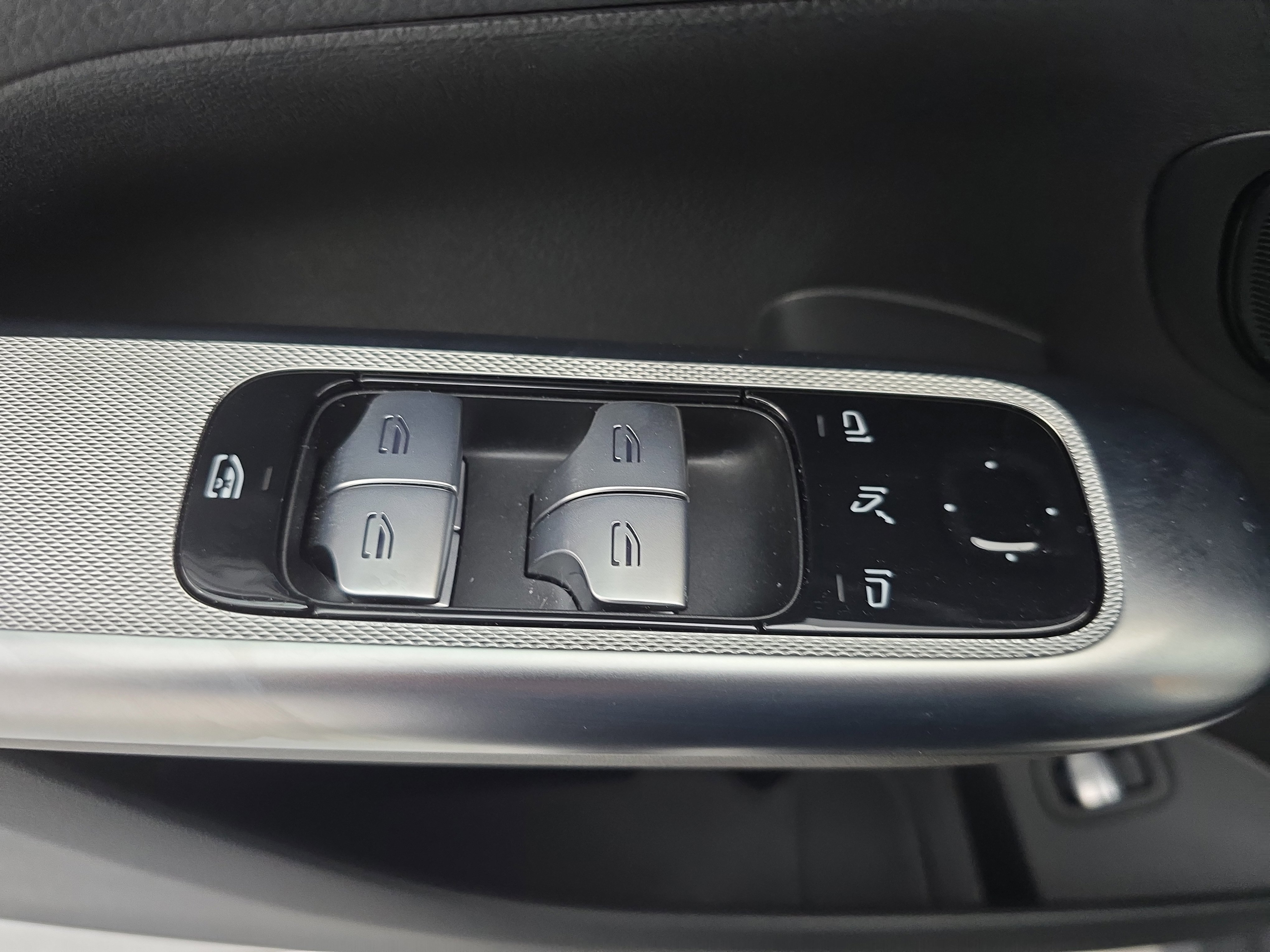 Used 2025 Mercedes-Benz GLC 300 4MATIC image 27