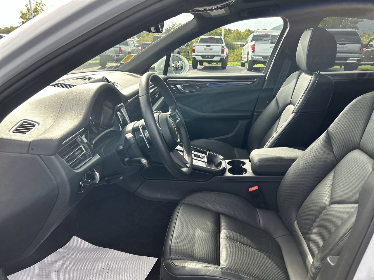 Used 2025 Porsche Macan AWD/4WD image 21