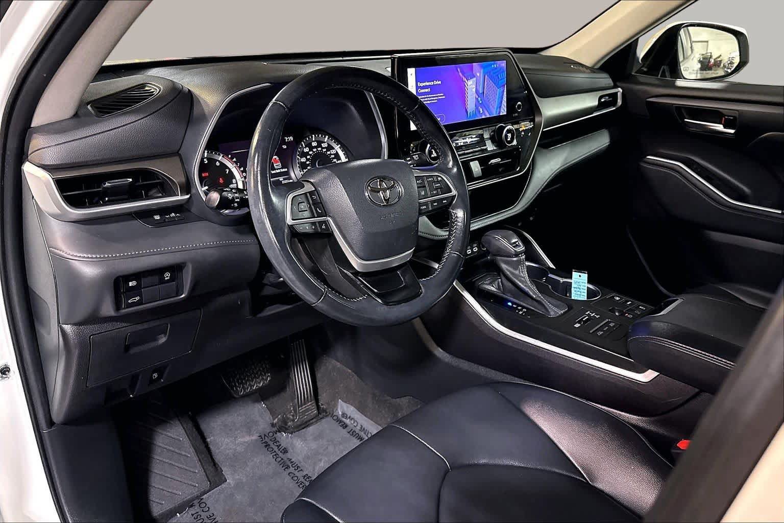 Used 2023 Toyota Highlander XLE AWD/4WD image 18