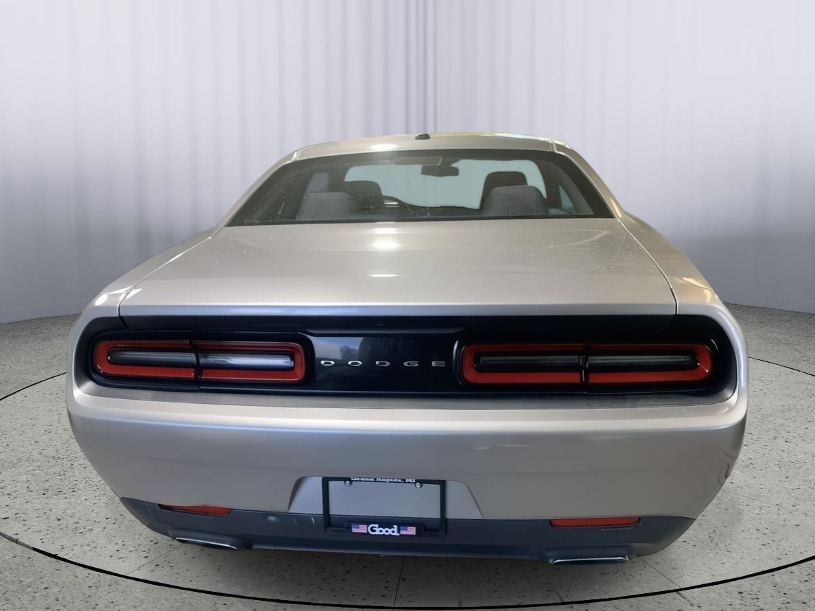 Used 2016 Dodge Challenger SXT image 7