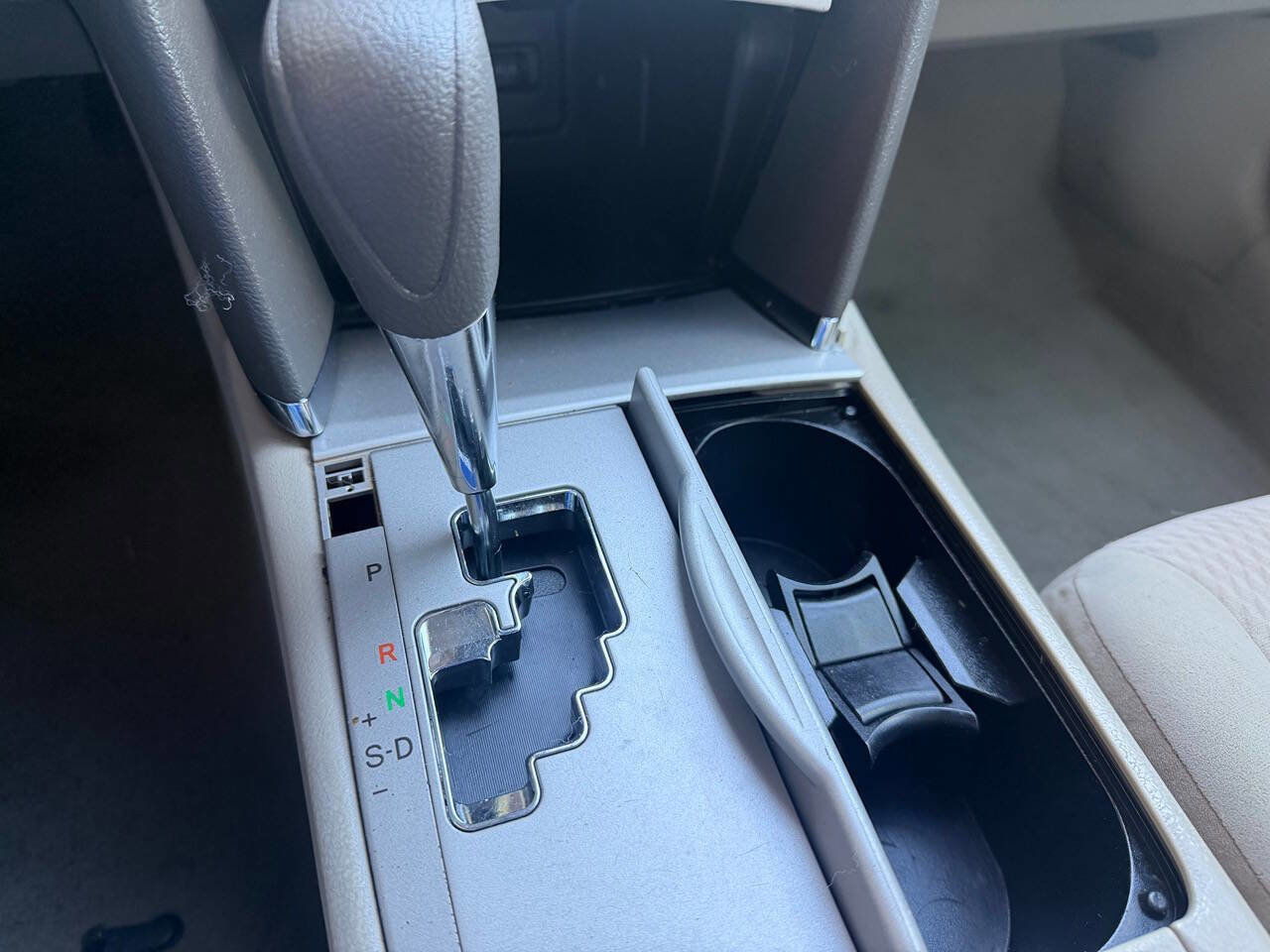 Used 2010 Toyota Camry LE FWD image 17
