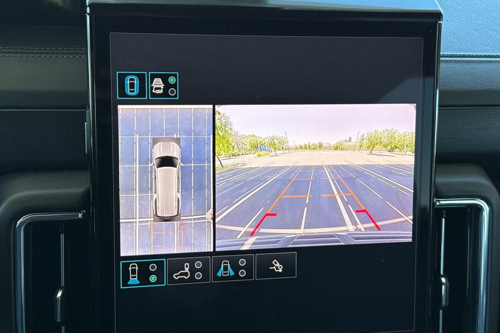 Used 2025 GMC Yukon XL Denali RWD image 32