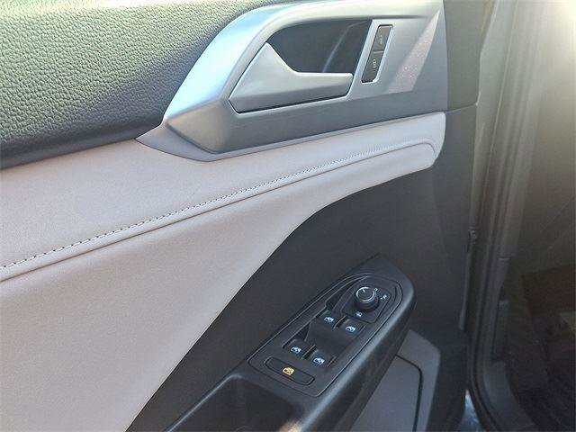 Certified 2025 Volkswagen Taos SE w/ Panoramic Sunroof Package image 12
