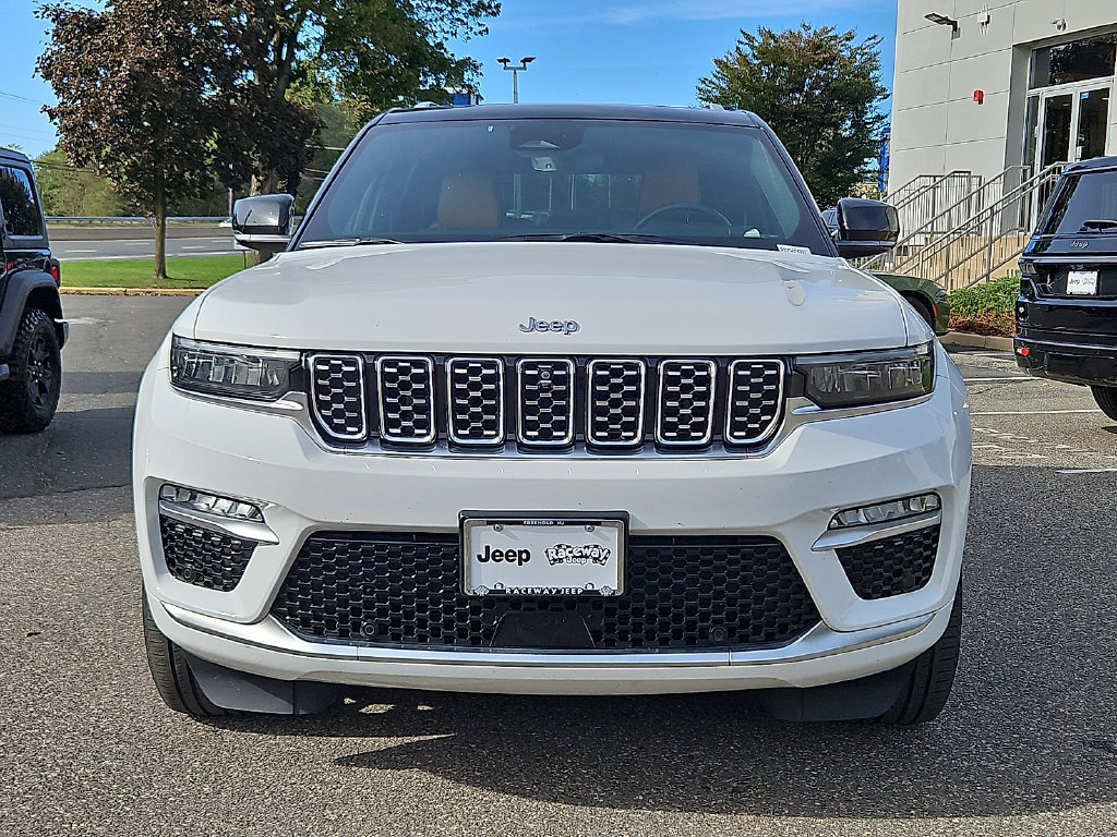 Used 2023 Jeep Grand Cherokee Summit w/ Luxury Tech Group V AWD/4WD image 2