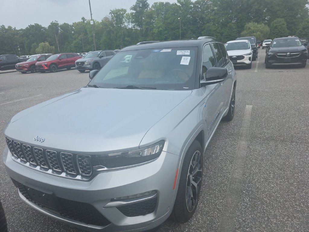 Used 2023 Jeep Grand Cherokee Summit AWD/4WD image 3