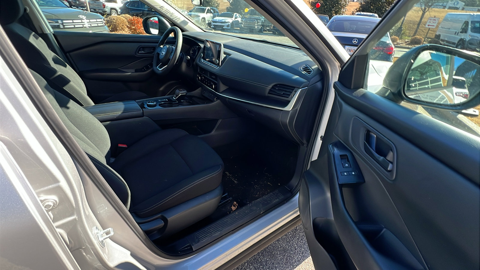 Used 2024 Nissan Rogue S image 19