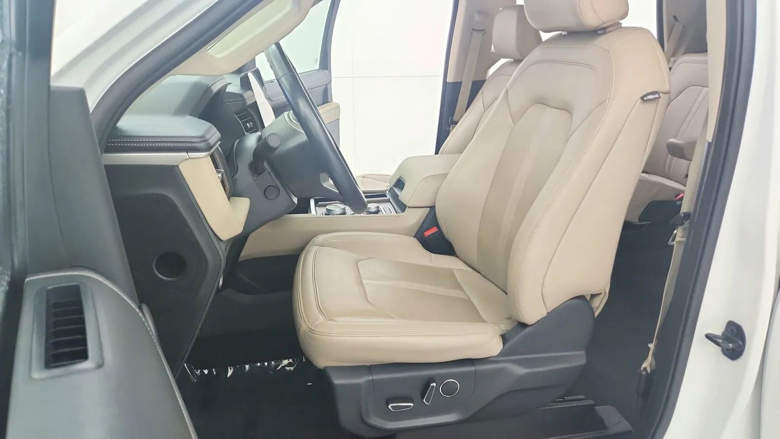 Used 2024 Ford Expedition Limited image 23