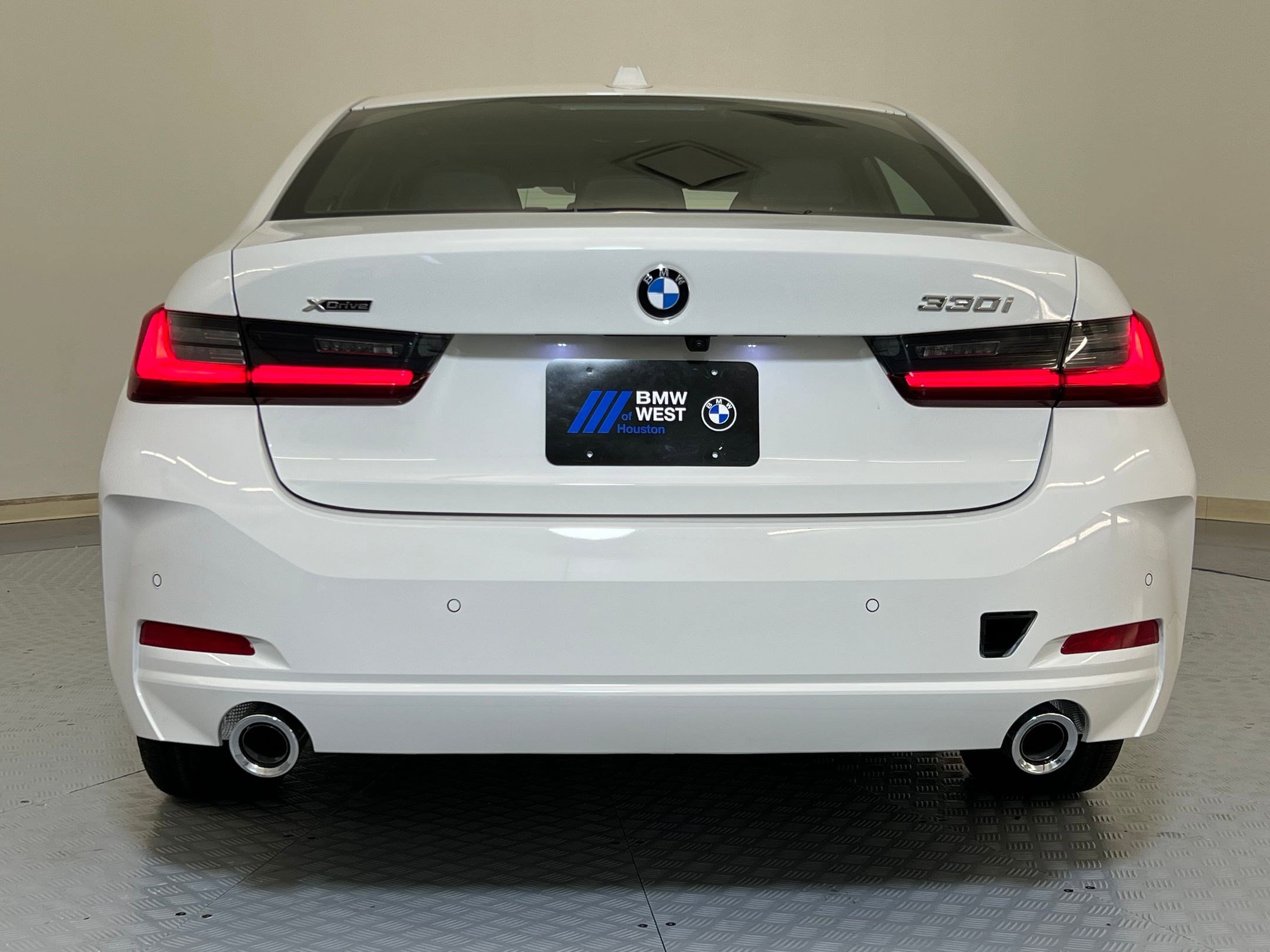 Used 2025 BMW 330i xDrive Sedan w/ Premium Package AWD/4WD image 9