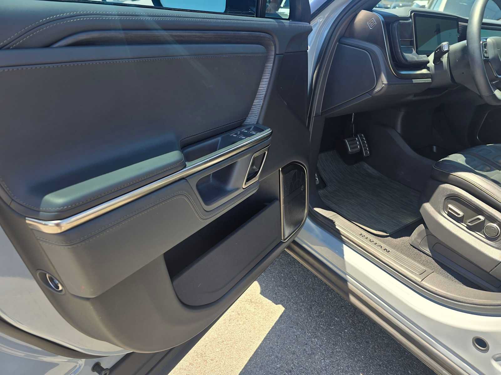 Used 2023 Rivian R1S Launch Edition AWD/4WD image 25