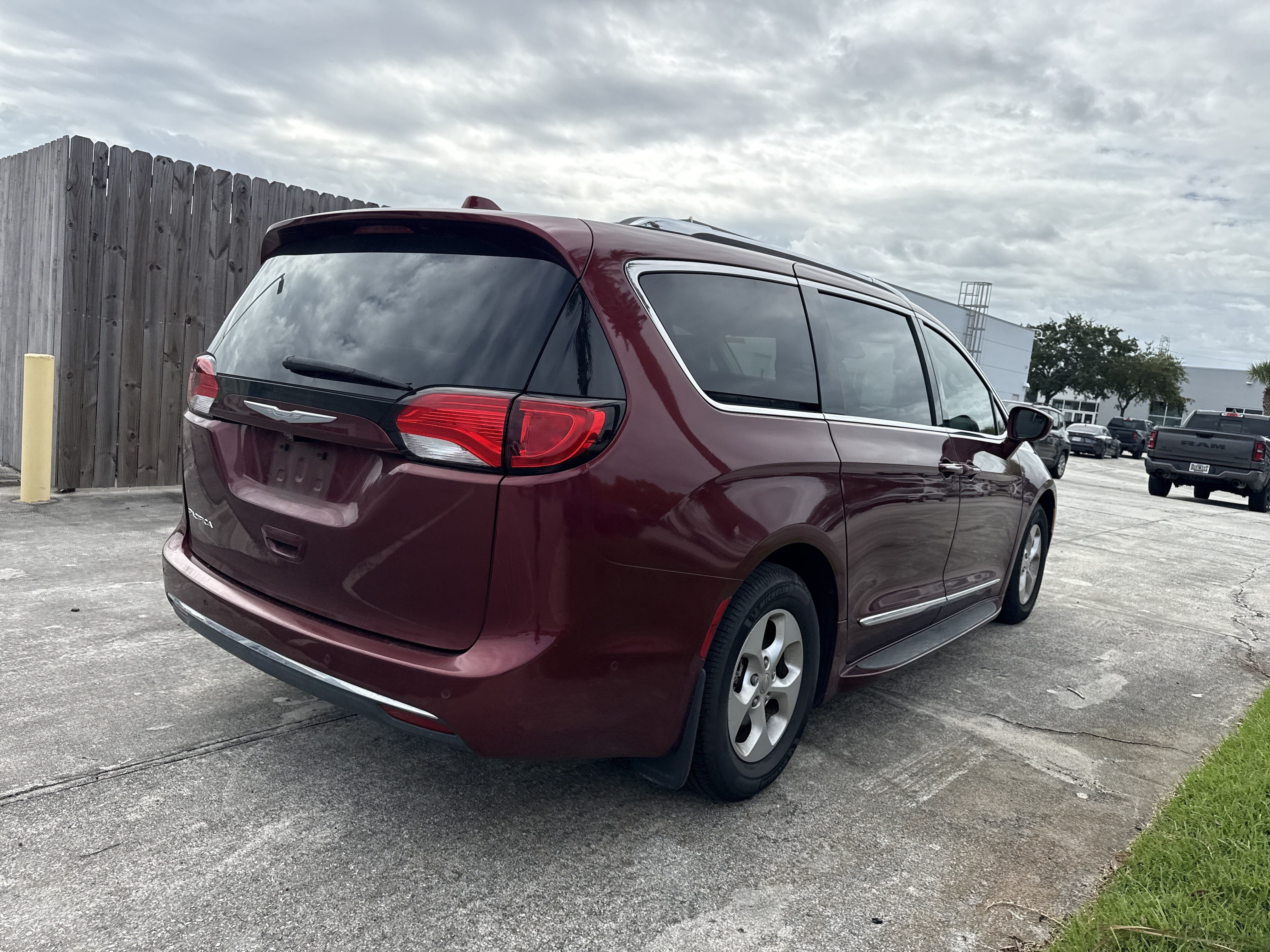 Used 2017 Chrysler Pacifica Touring-L Plus w/ Advanced Safetytec Group FWD image 9