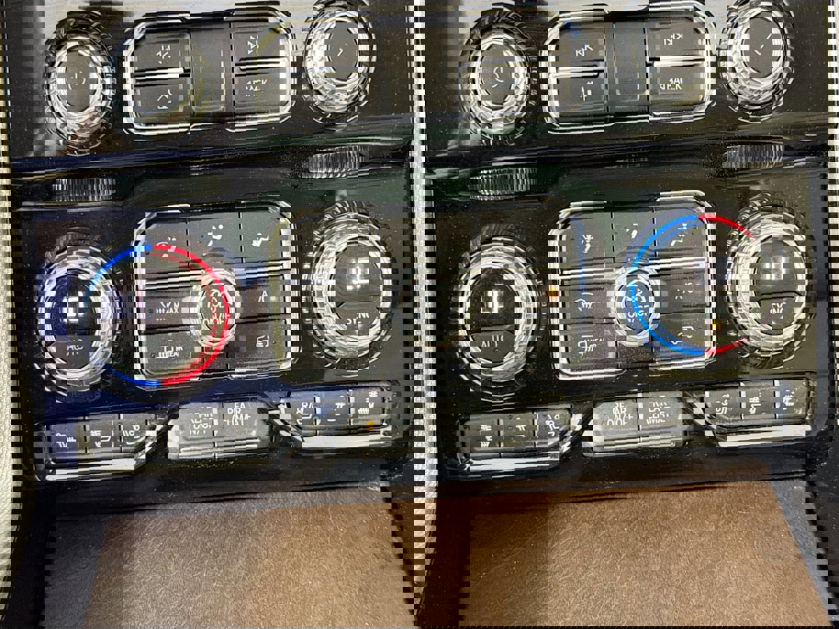 Used 2021 GMC Yukon Denali w/ Denali Premium Package image 17