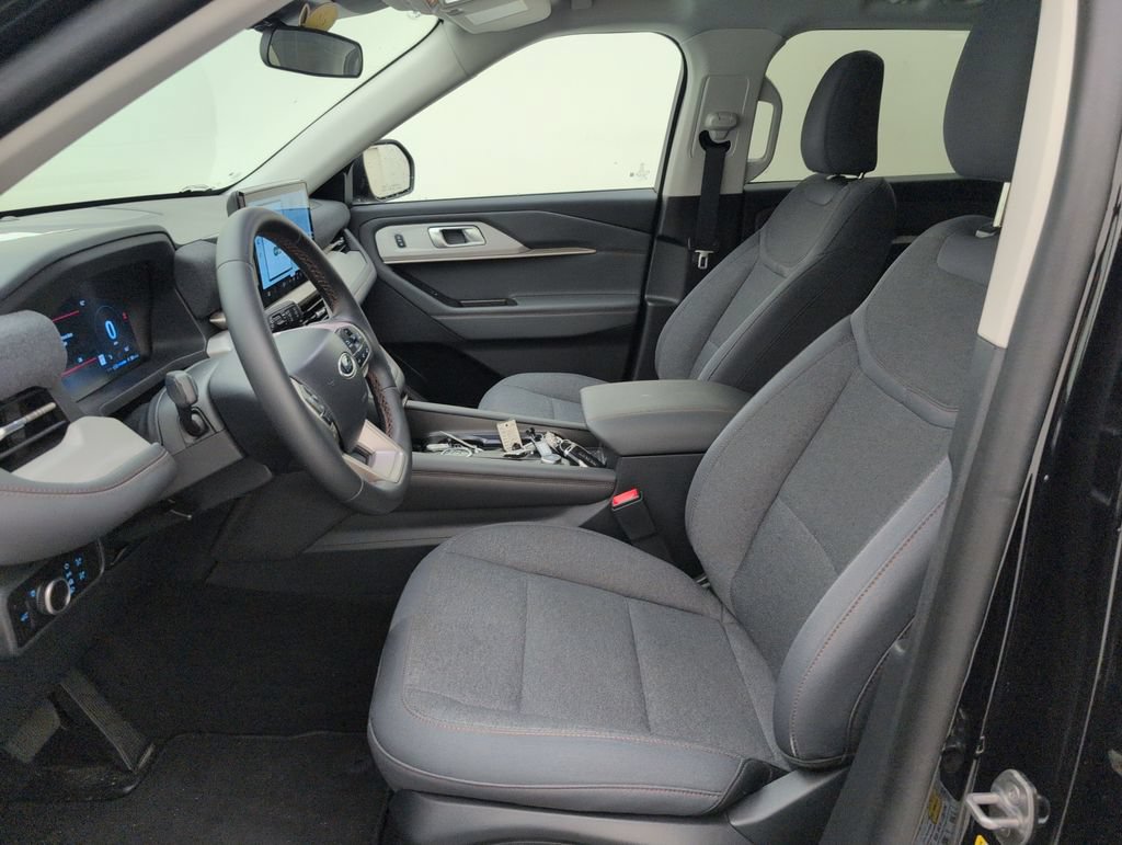 Used 2025 Ford Explorer Active RWD image 4