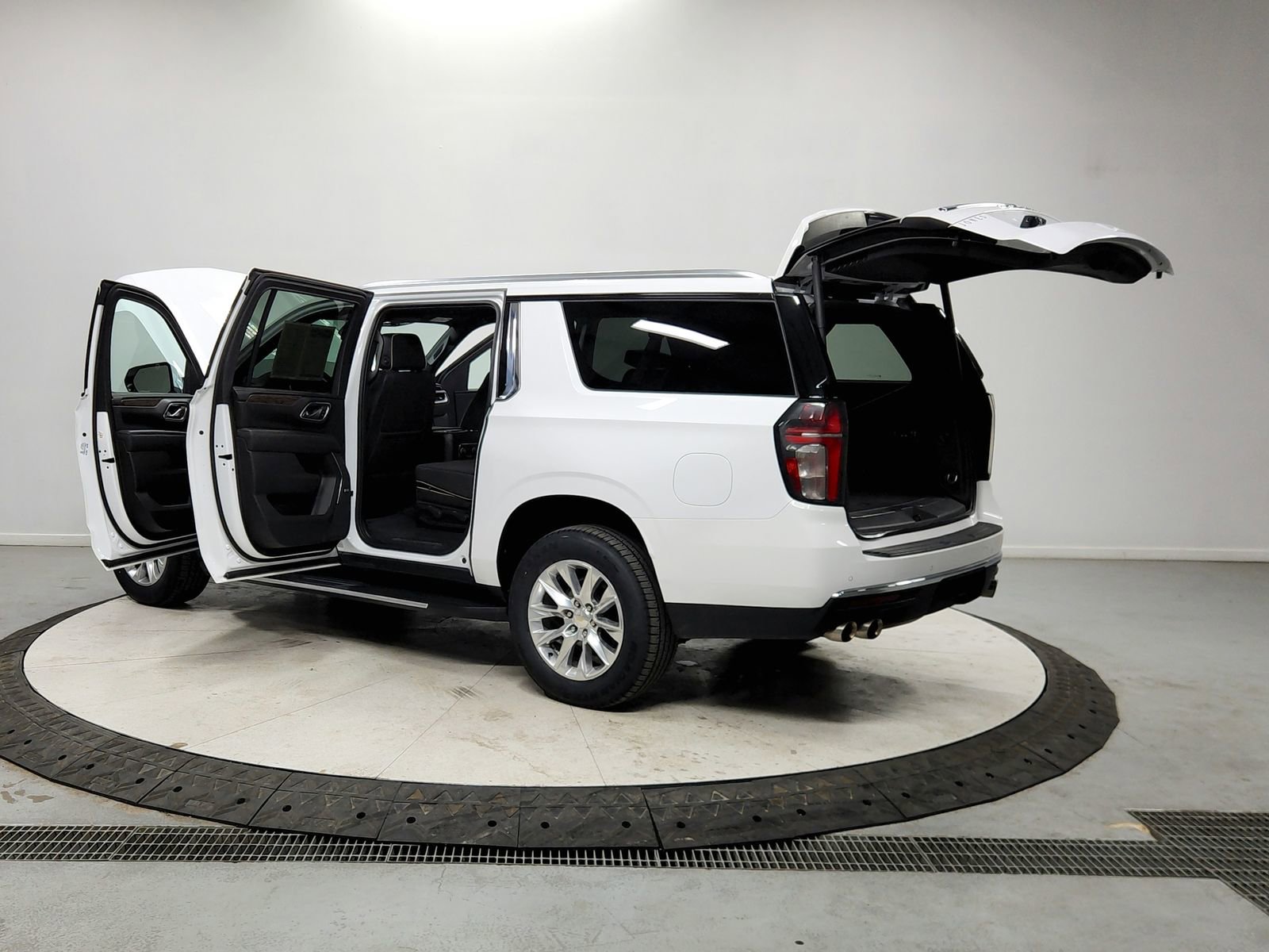 Used 2023 Chevrolet Suburban Premier image 13