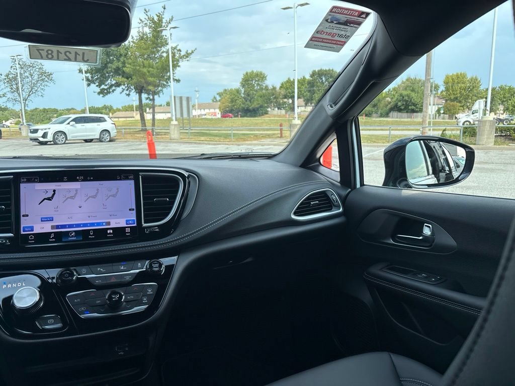New 2027 Chrysler Pacifica Select FWD image 25