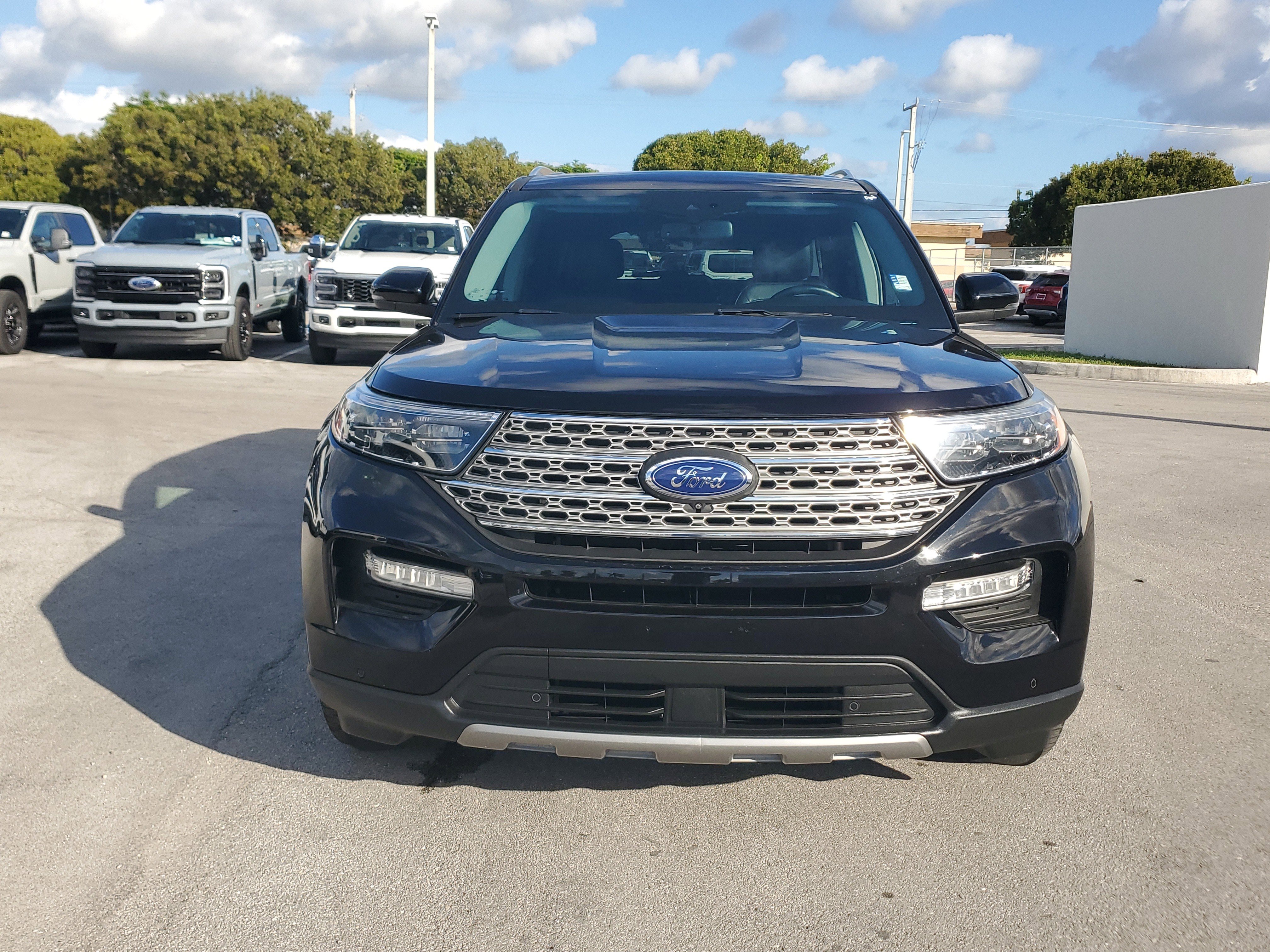 Used 2022 Ford Explorer Limited w/ Equipment Group 301A image 2