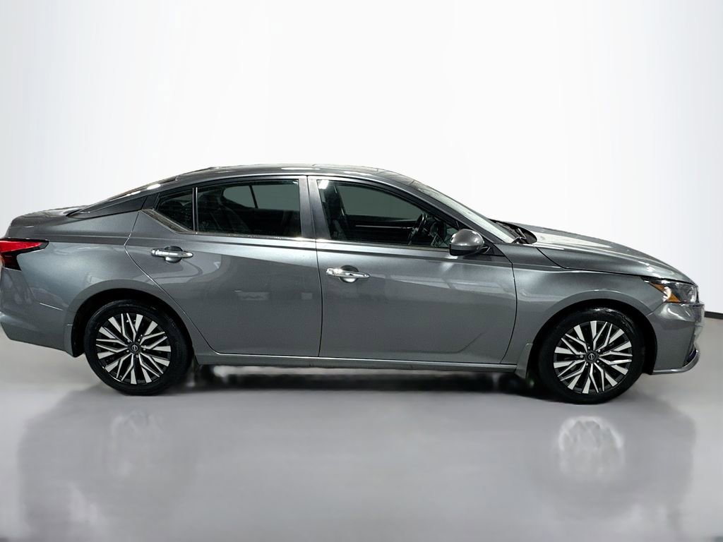 Used 2023 Nissan Altima 2.5 SV w/ SV Premium Package image 3