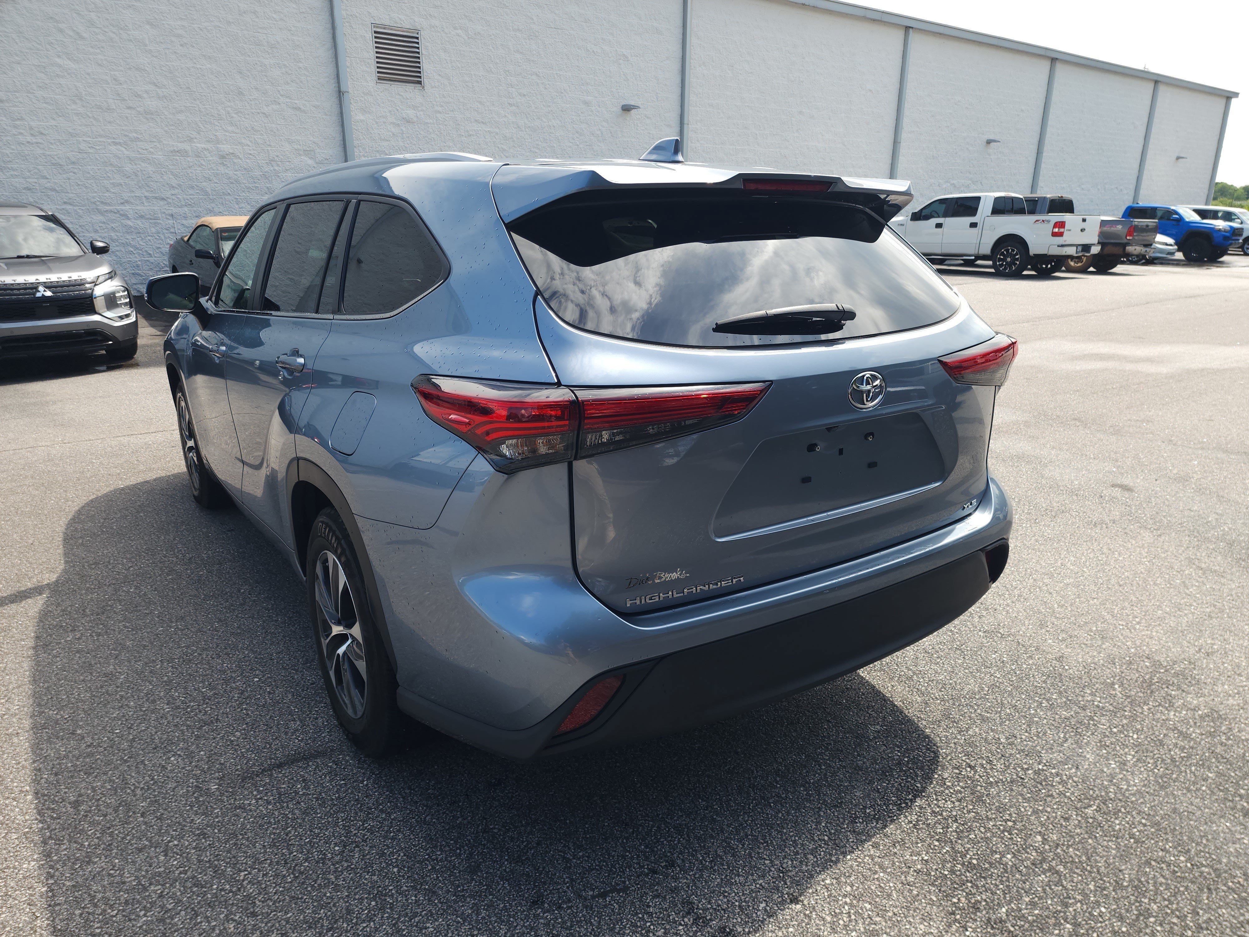 Used 2023 Toyota Highlander XLE FWD image 7