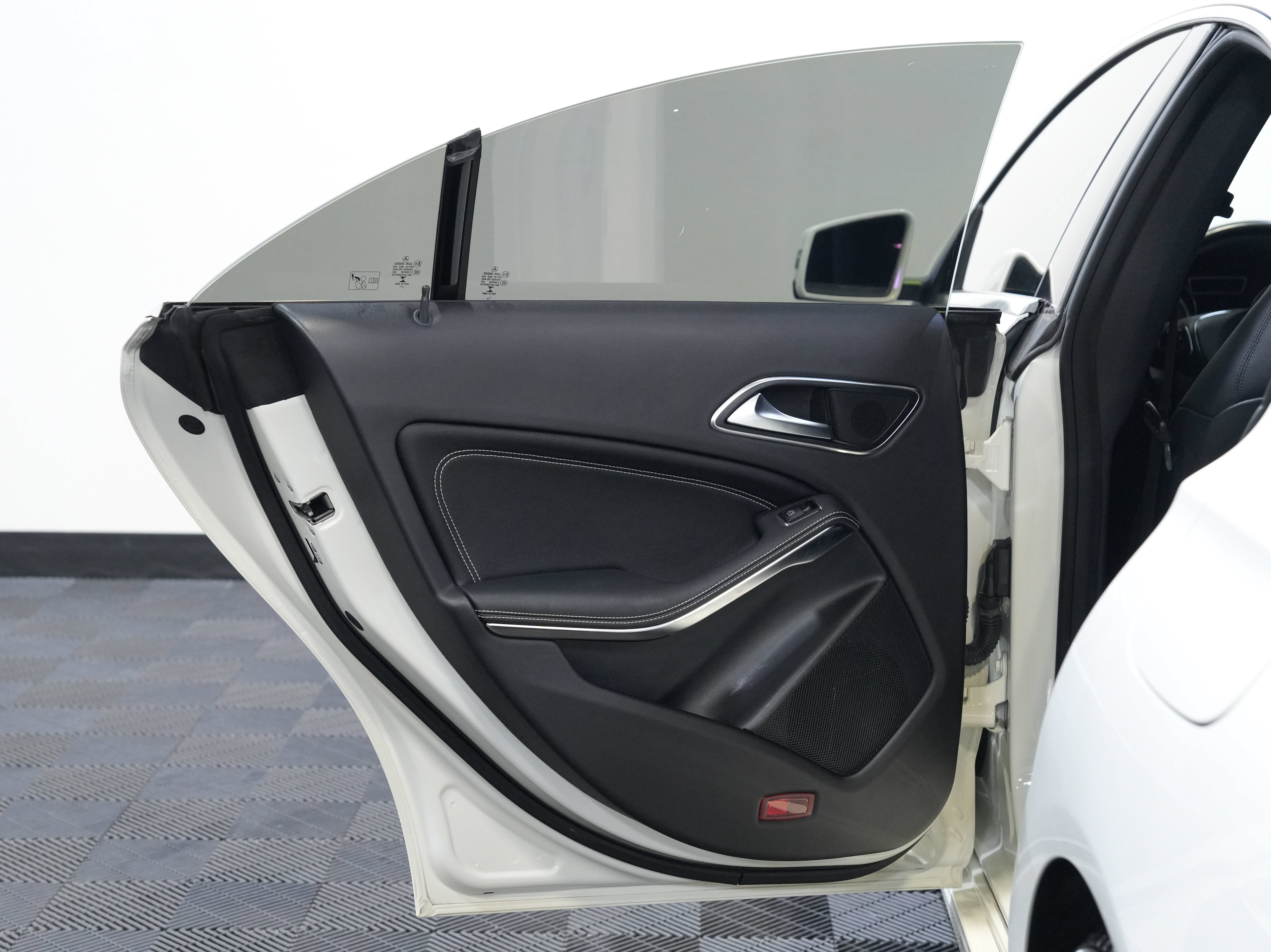 Used 2015 Mercedes-Benz CLA 250 image 25