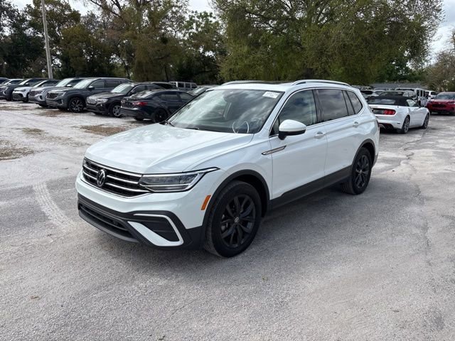 Used 2024 Volkswagen Tiguan SE image 2