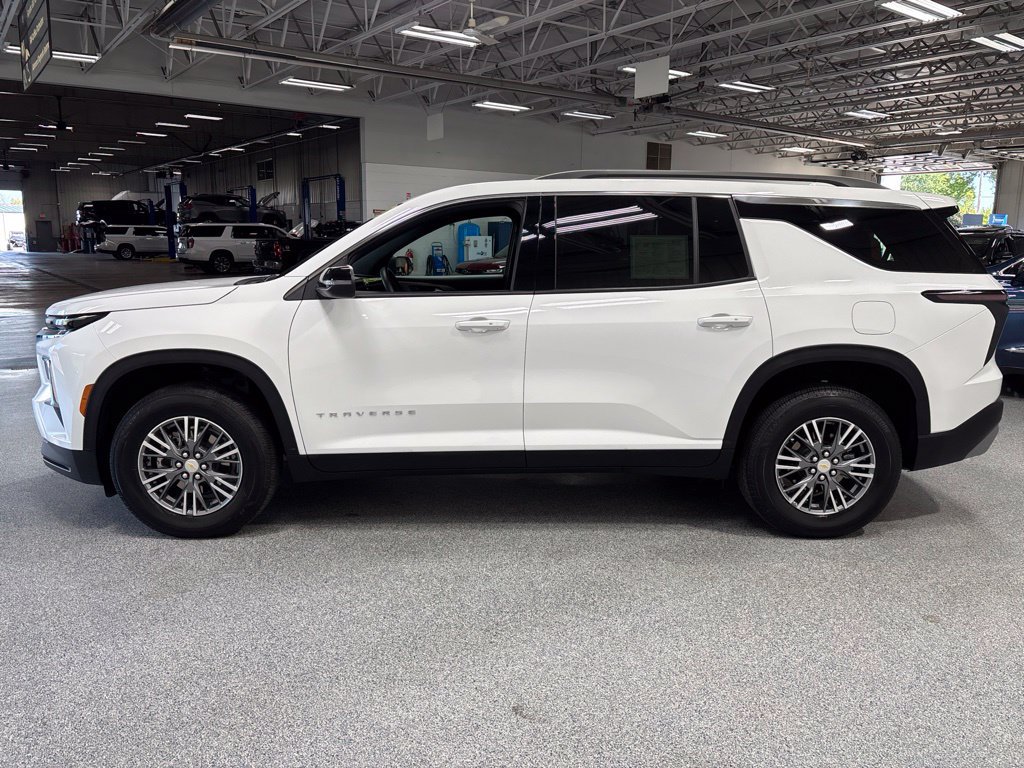 Used 2026 Chevrolet Traverse LT FWD image 4
