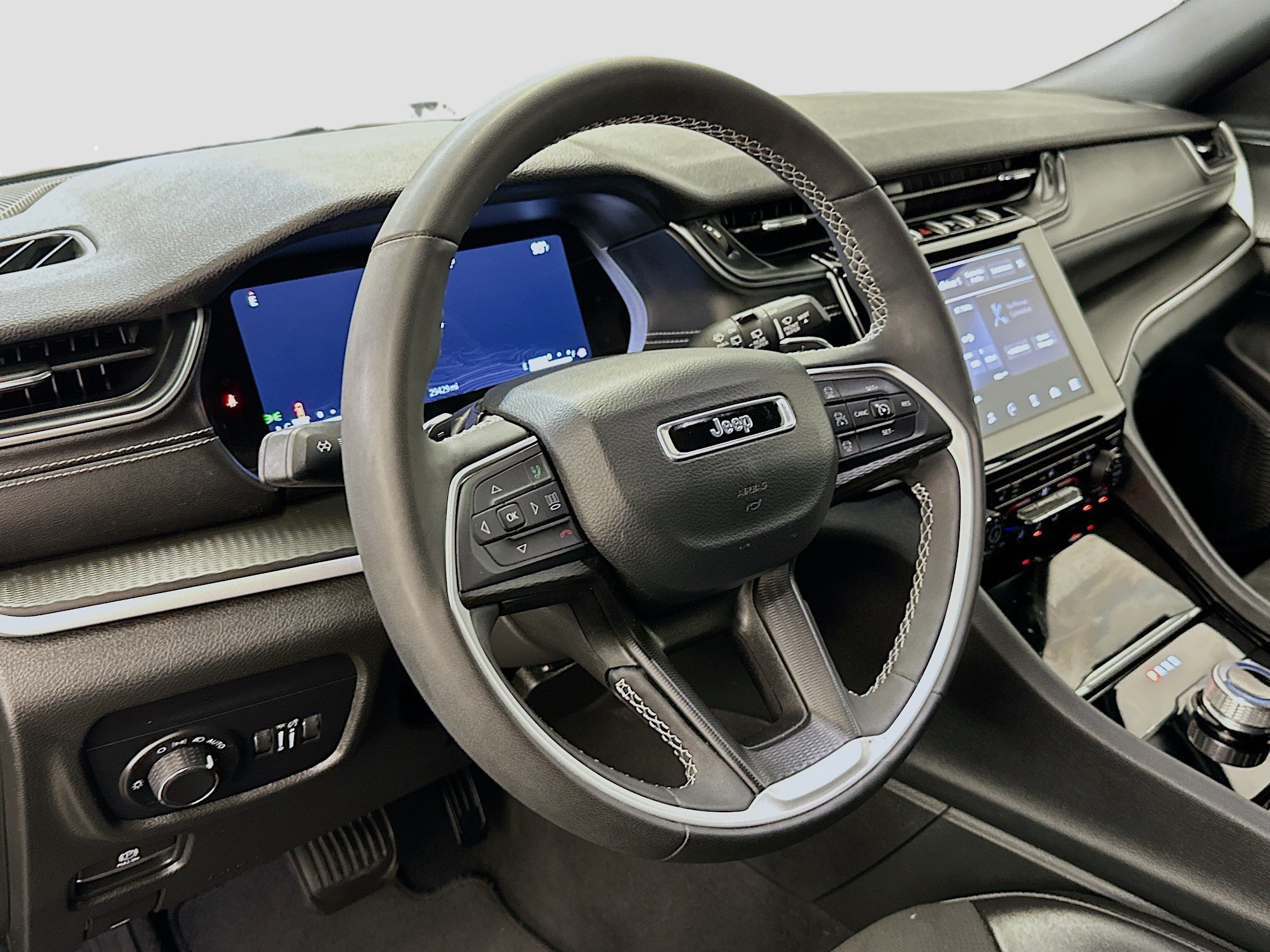 Used 2023 Jeep Grand Cherokee L Laredo AWD/4WD image 18