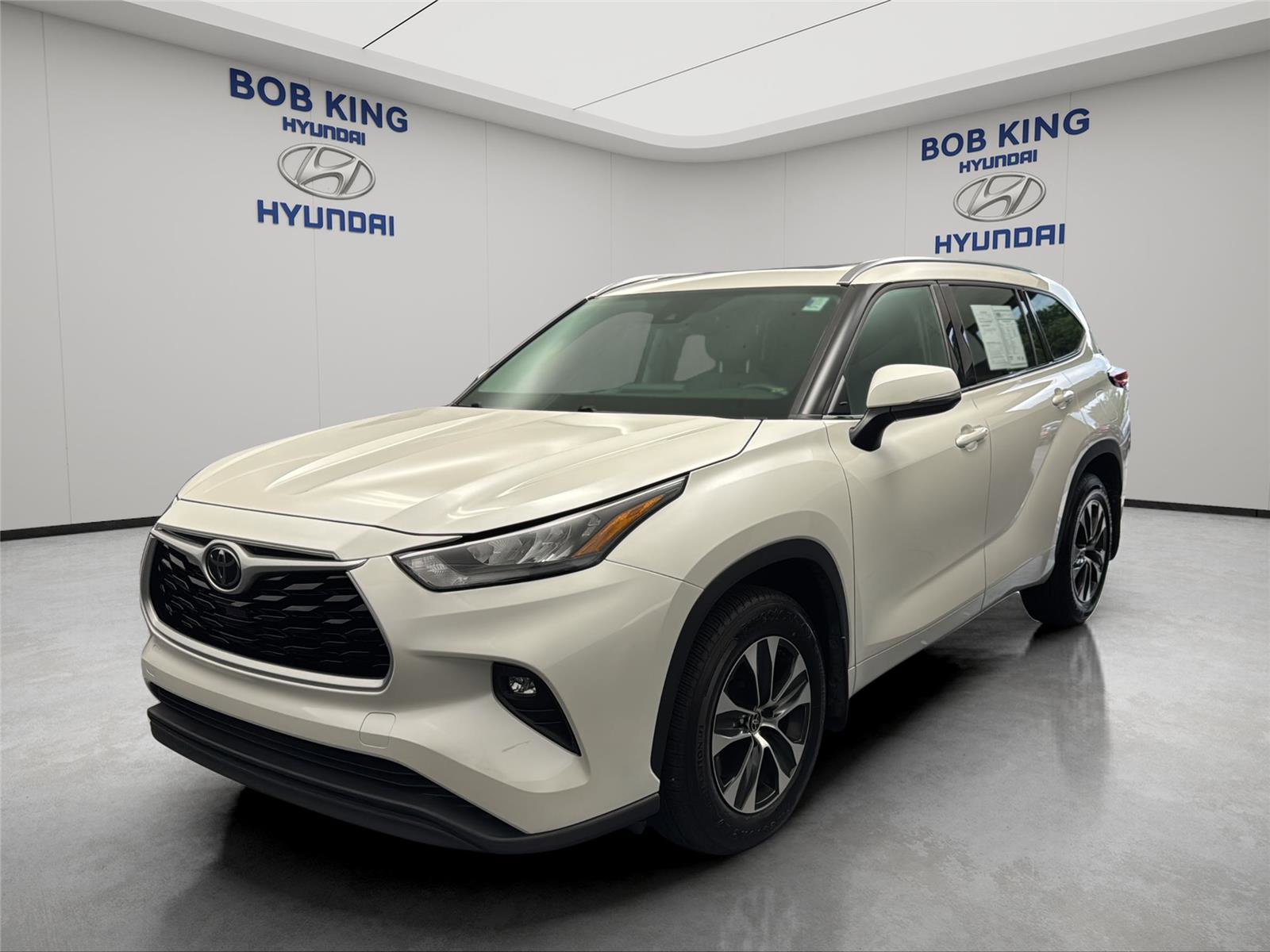Used 2020 Toyota Highlander XLE FWD image 1