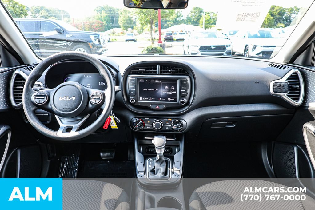 Used 2025 Kia Soul LX w/ LX Technology Package FWD image 28