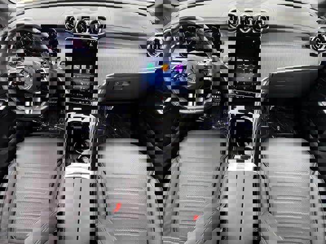 Used 2025 Mercedes-Benz GLC 300 4MATIC image 10