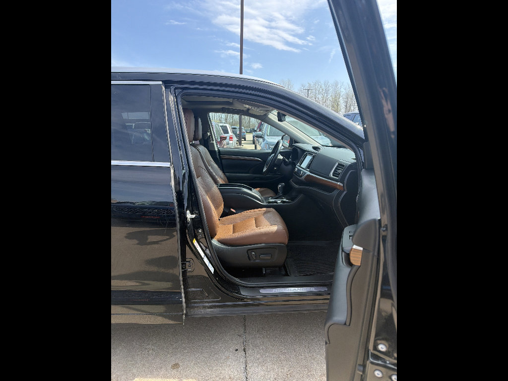 Used 2018 Toyota Highlander Limited image 3