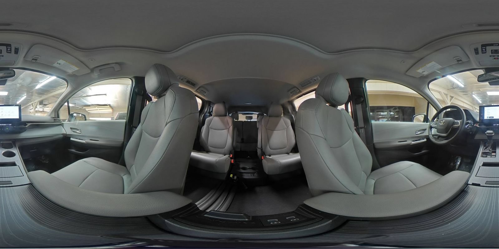 Used 2025 Toyota Sienna XLE FWD image 44