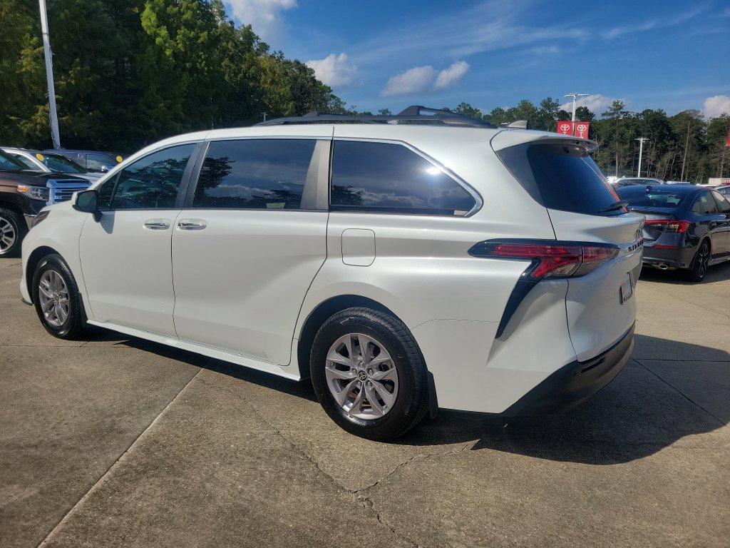 Used 2022 Toyota Sienna XLE FWD image 3