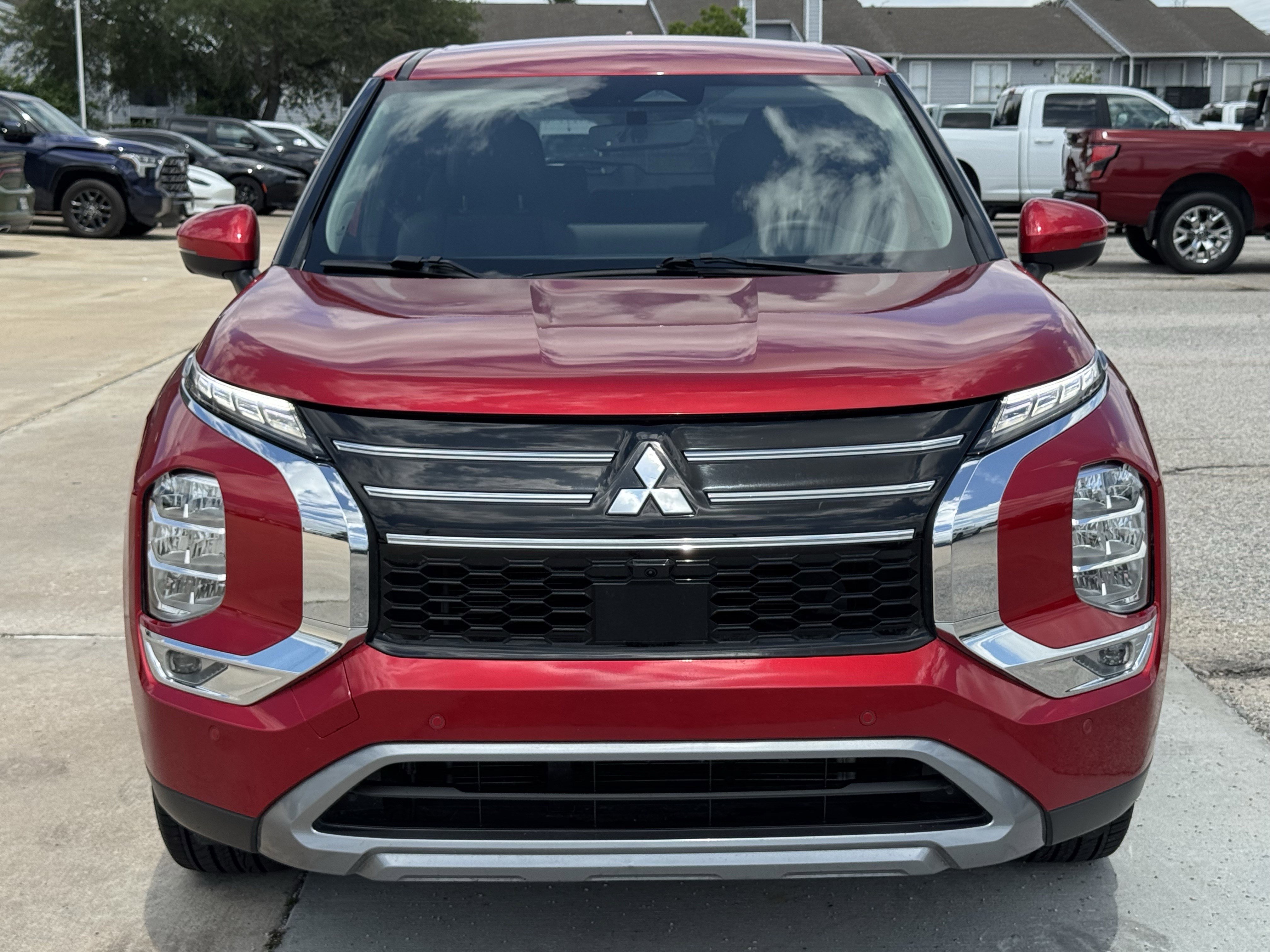 Used 2025 Mitsubishi Outlander SE FWD image 3