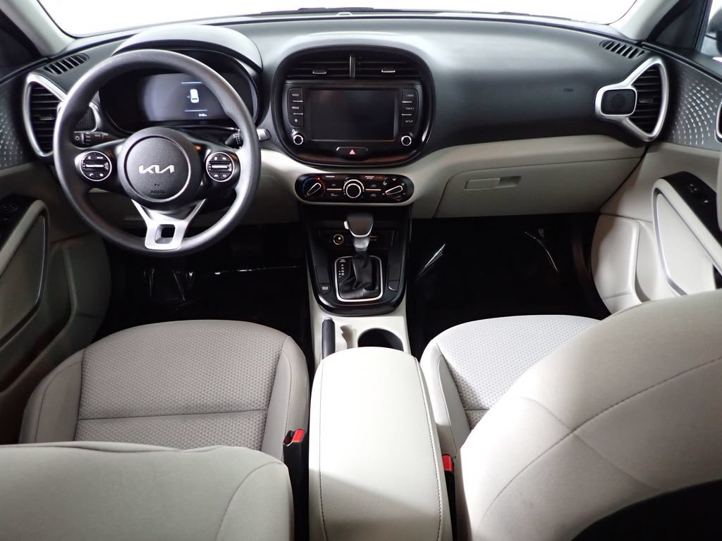 Used 2025 Kia Soul LX w/ LX Technology Package FWD image 34