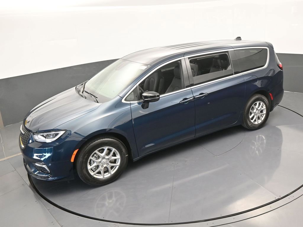 Used 2025 Chrysler Pacifica Select image 41