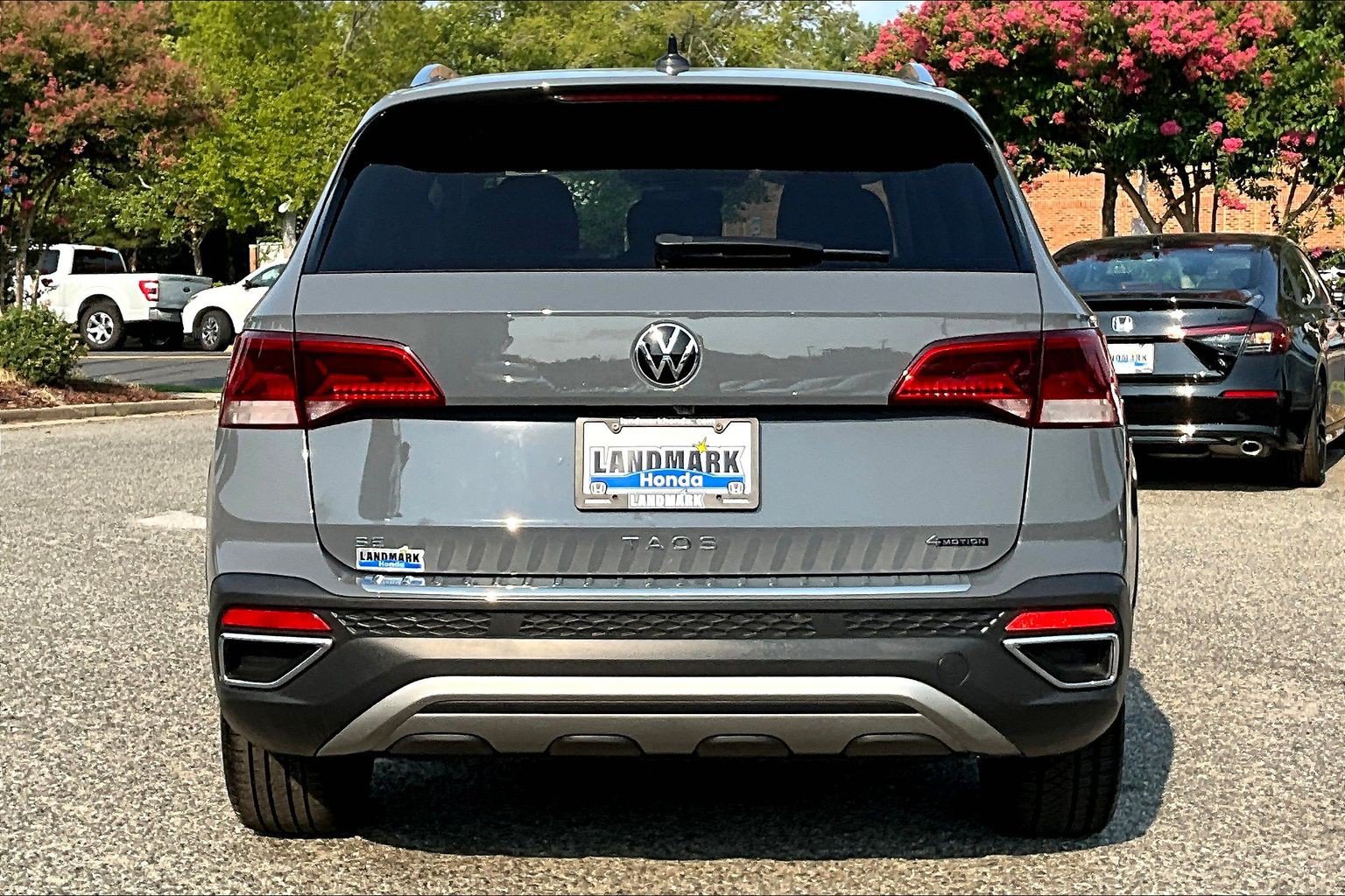 Used 2023 Volkswagen Taos SE w/ Panoramic Sunroof Package AWD/4WD image 4