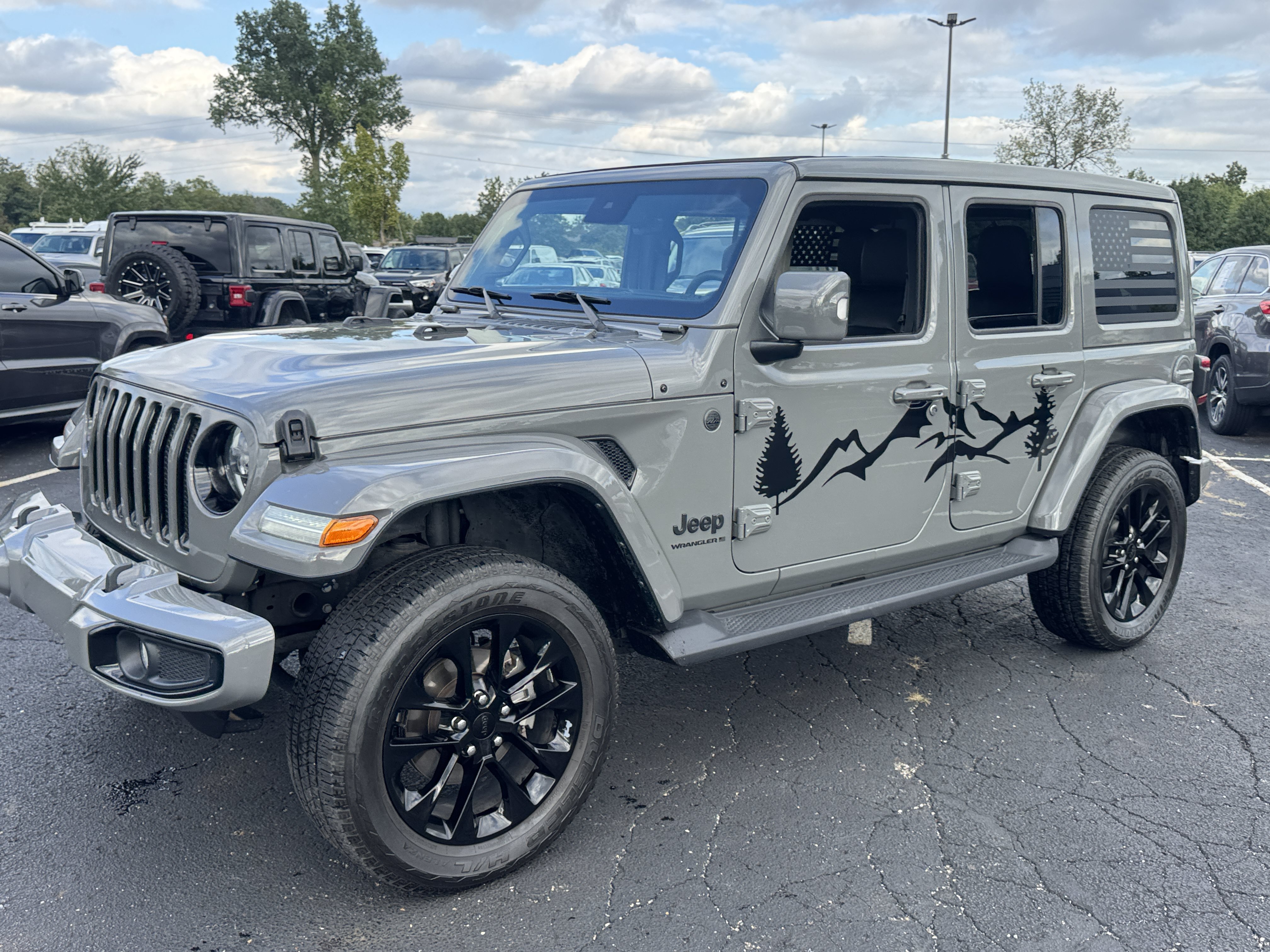 Used 2023 Jeep Wrangler Unlimited Sahara AWD/4WD image 6