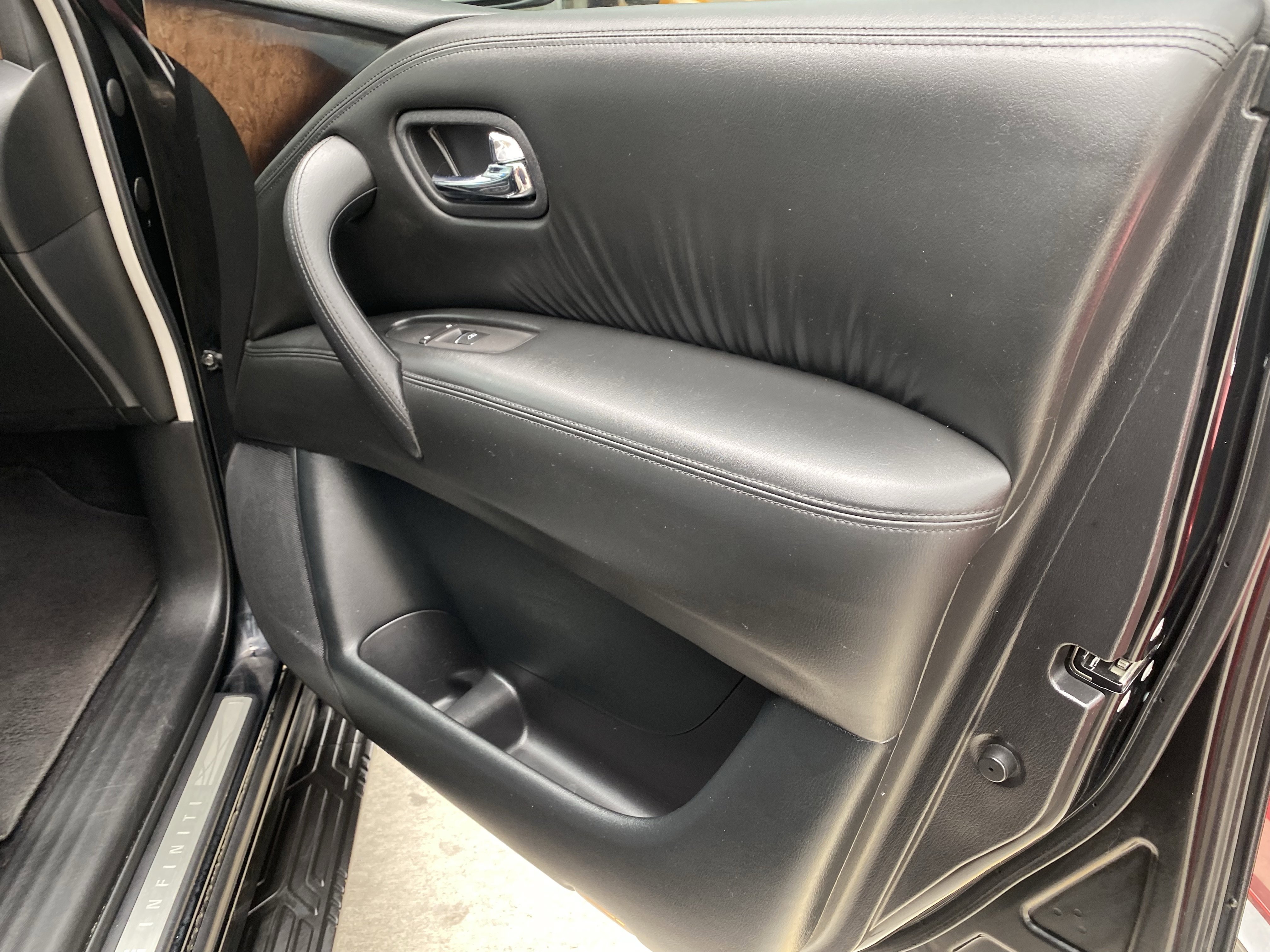 Used 2013 INFINITI QX56 4WD w/ Deluxe Touring Pkg image 8