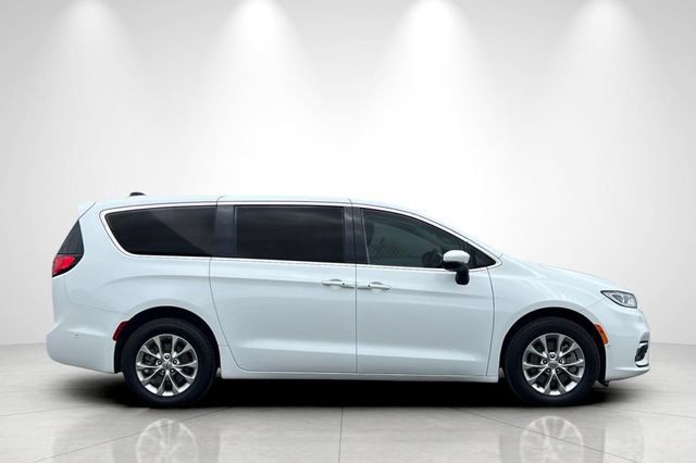 Used 2023 Chrysler Pacifica Touring-L AWD/4WD image 3