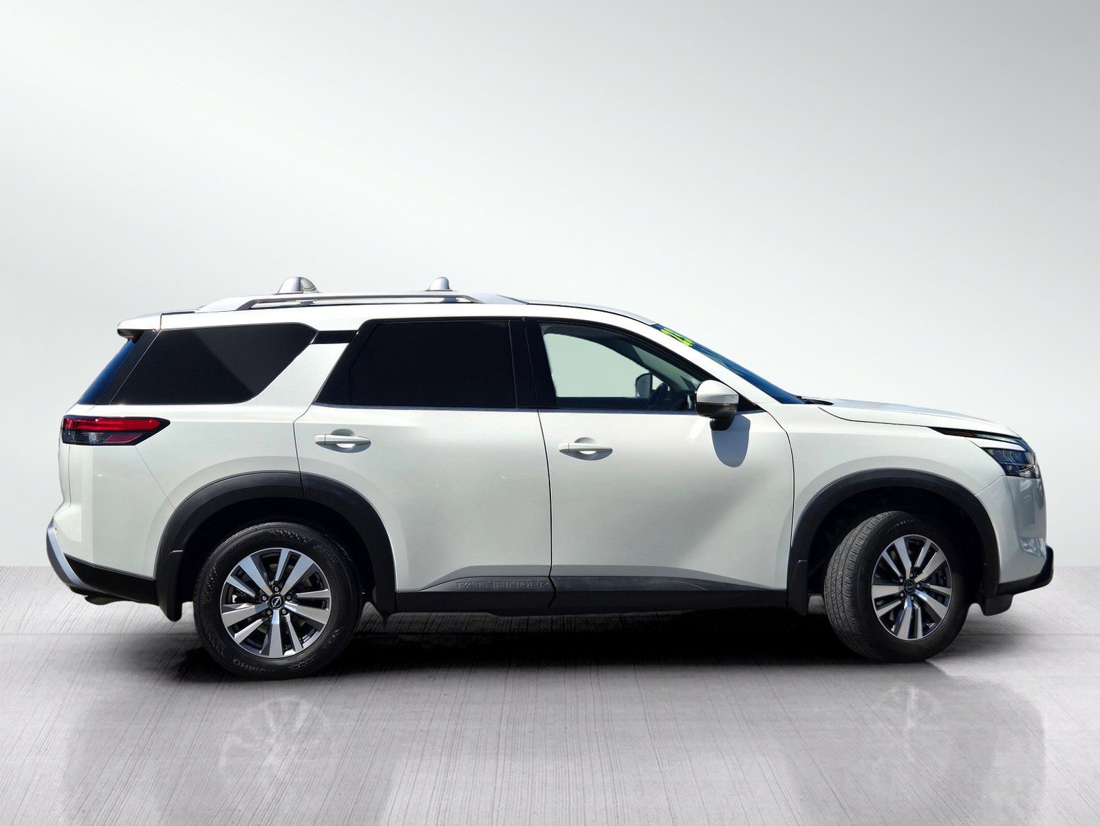 Used 2023 Nissan Pathfinder SL w/ Lighting Package (N92) FWD image 3