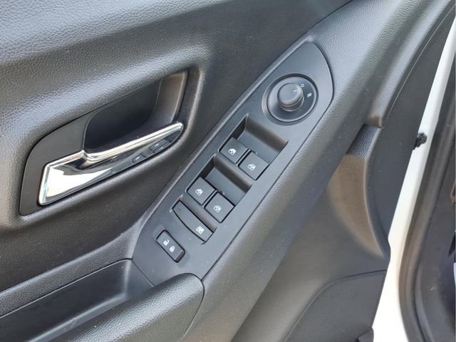 Used 2021 Chevrolet Trax LT w/ LT Convenience Package image 13