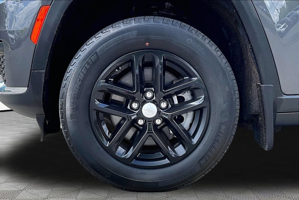 Used 2023 Jeep Grand Cherokee L Laredo w/ MOPAR Finishing Package AWD/4WD image 24