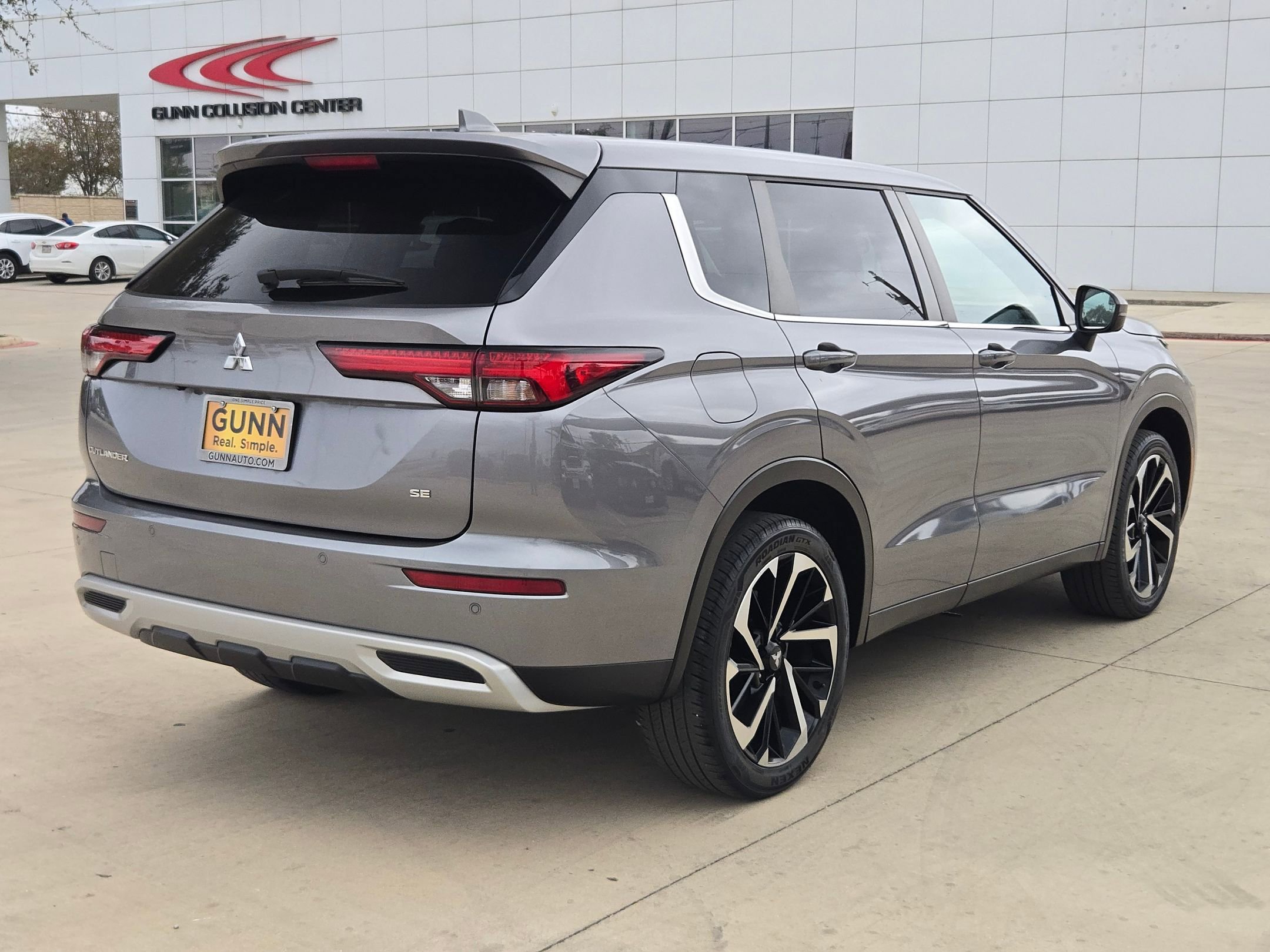 Used 2022 Mitsubishi Outlander SE image 7